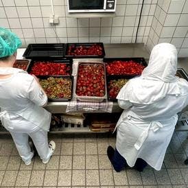 To personer arbejder i køkkenet på Bispebjerg og Frederiksberg Hospital